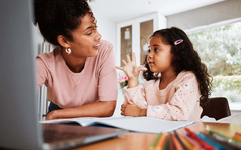 Tarea de matemáticas, madre e hijo con una computadora portátil, contando y estudiando juntos en una casa. Feliz, hablando y una niña con una respuesta para la educación con una mamá y una computadora para aprendizaje electrónico y conocimiento.